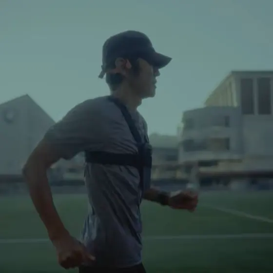 胸にスマートフォンを装着して走るランナーの様子