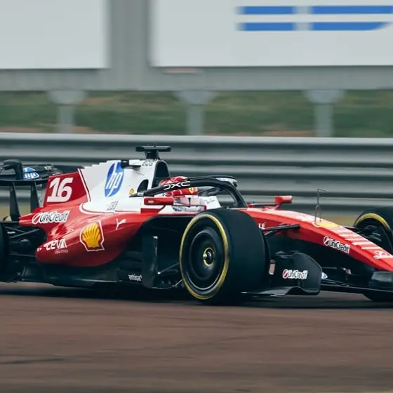Ferrariのフォーミュラ1マシンがサーキットを走行する様子
