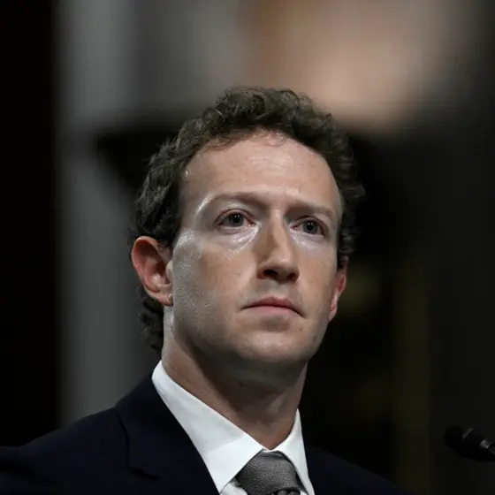 公聴会に出席するMark Zuckerberg氏の顔写真